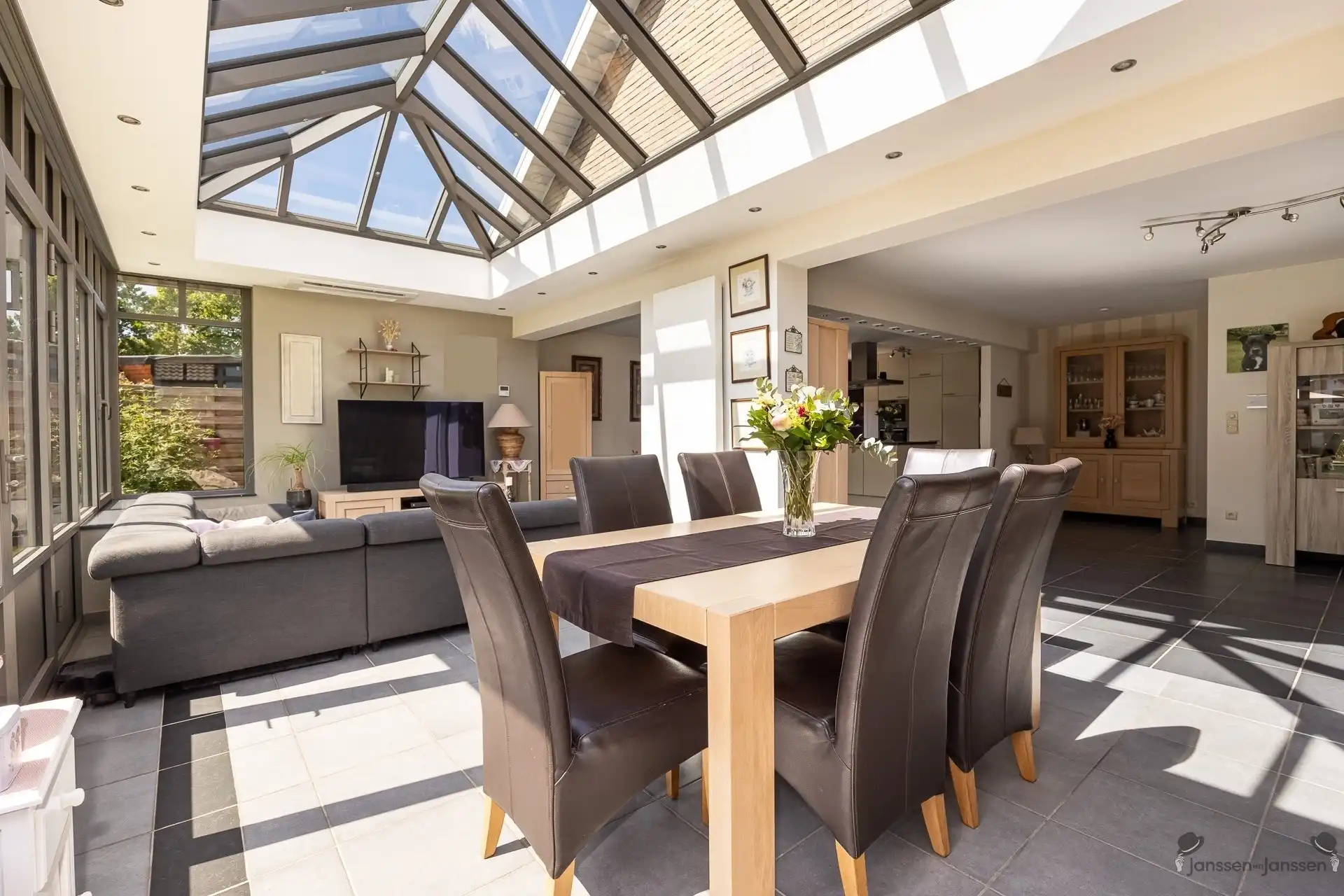 Ruime laagbouw woning met 4 slaapkamers, tuin en garage in hartje Brasschaat foto 3