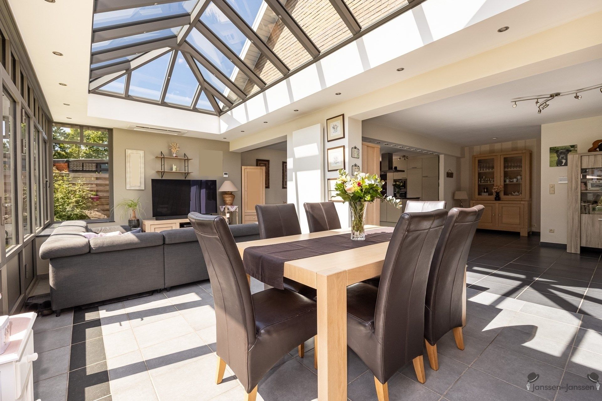 Ruime laagbouw woning met 4 slaapkamers, tuin en garage in hartje Brasschaat foto 3