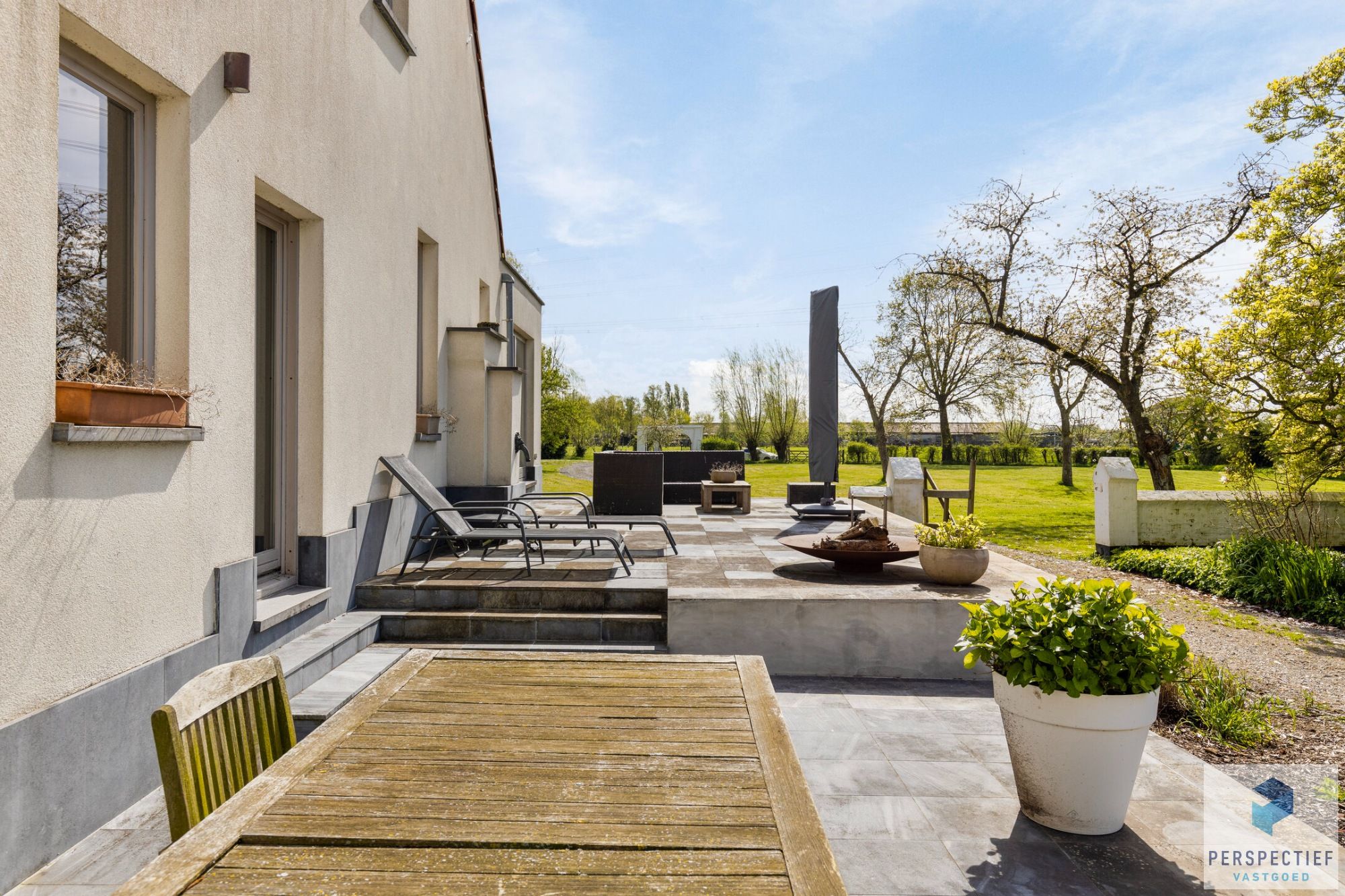 Karaktervolle, op te knappen landhuis aan Schipdonkkanaal in Damme foto 44