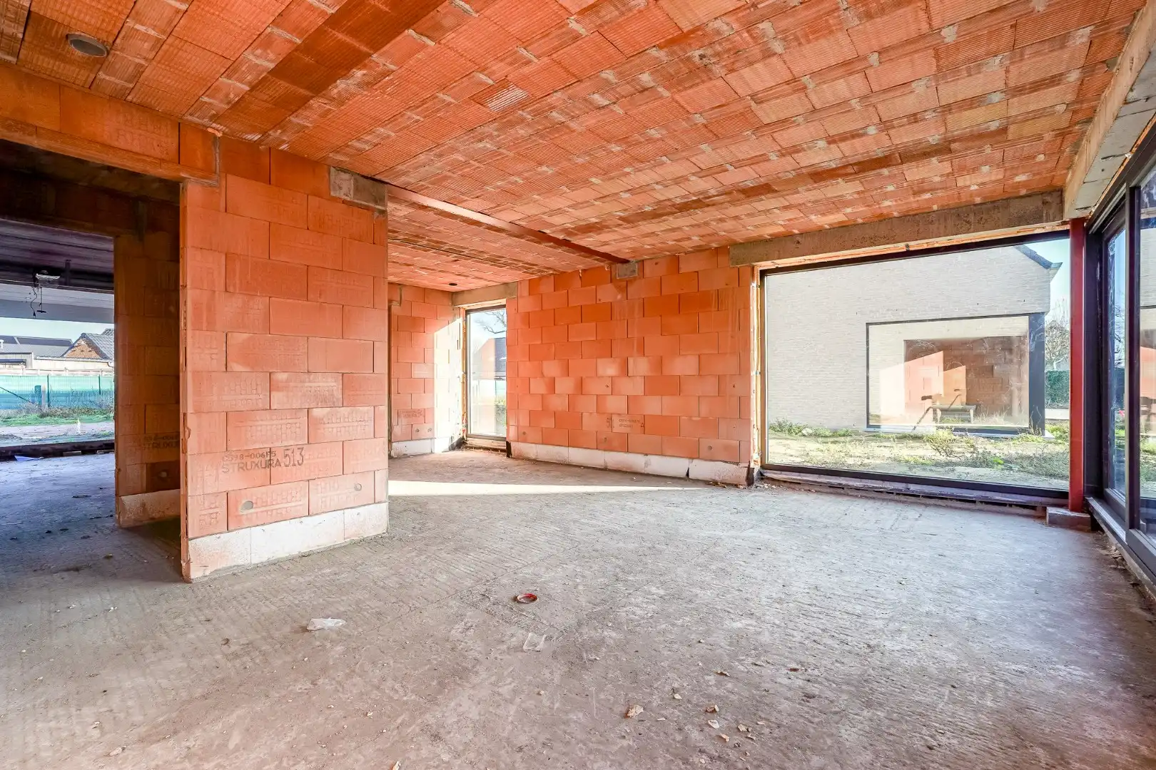 Halfopen casco woning op 326 m² op rustige ligging foto 2