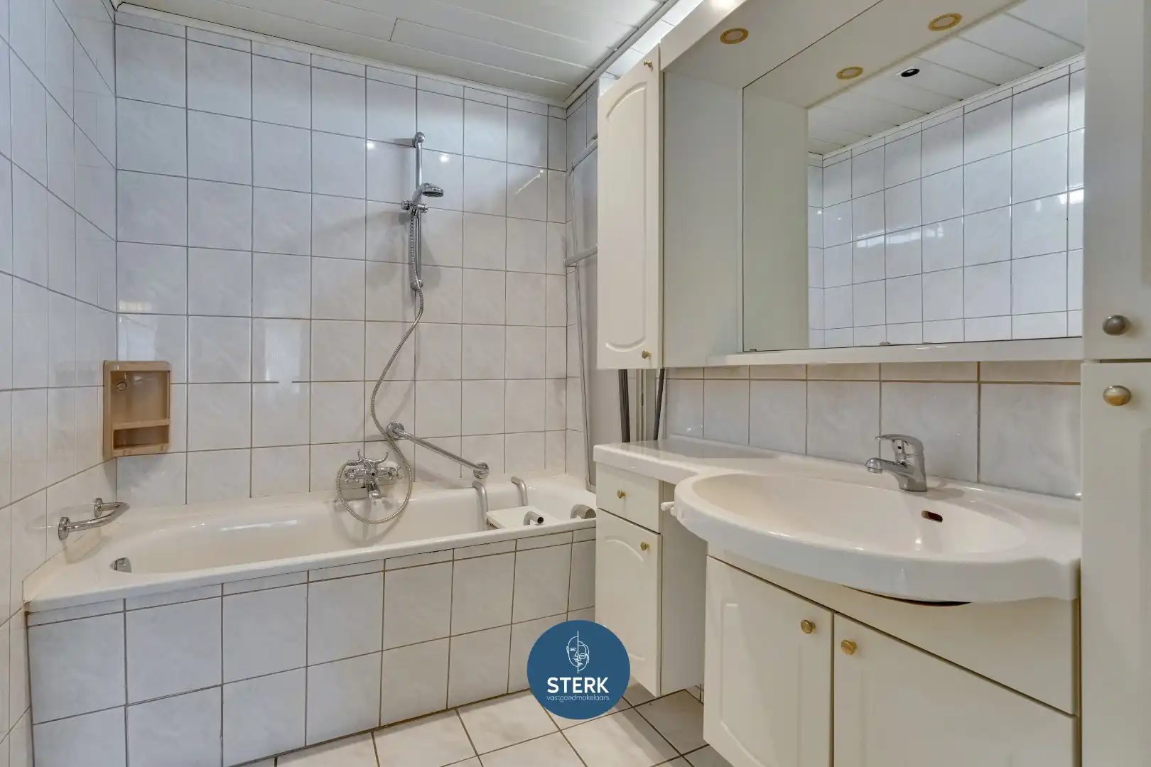 OP TE KNAPPEN SPLITLEVELWONING OP EEN GELIEFDE LOCATIE TE LANAKEN !  foto 14