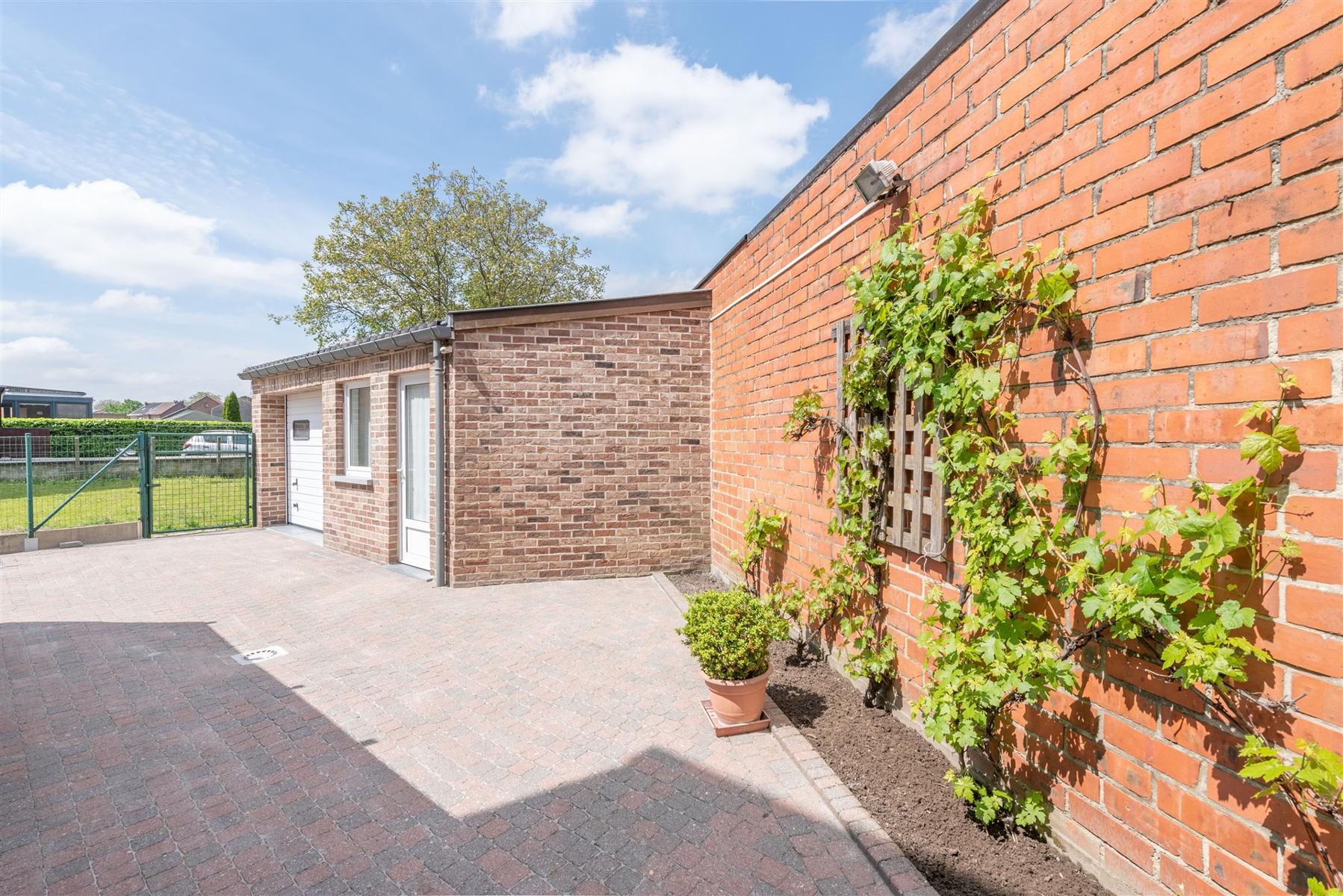 Gelijkvloersappartement met garage foto 2