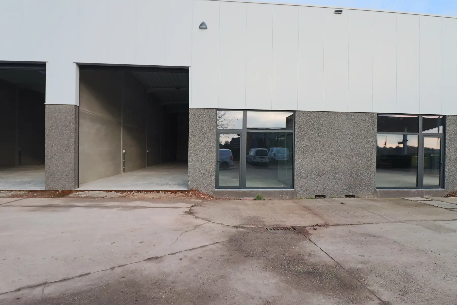 Een nieuwbouw opslag- / bedrijfsruimte van 275 m². foto {{pictureIndex}}