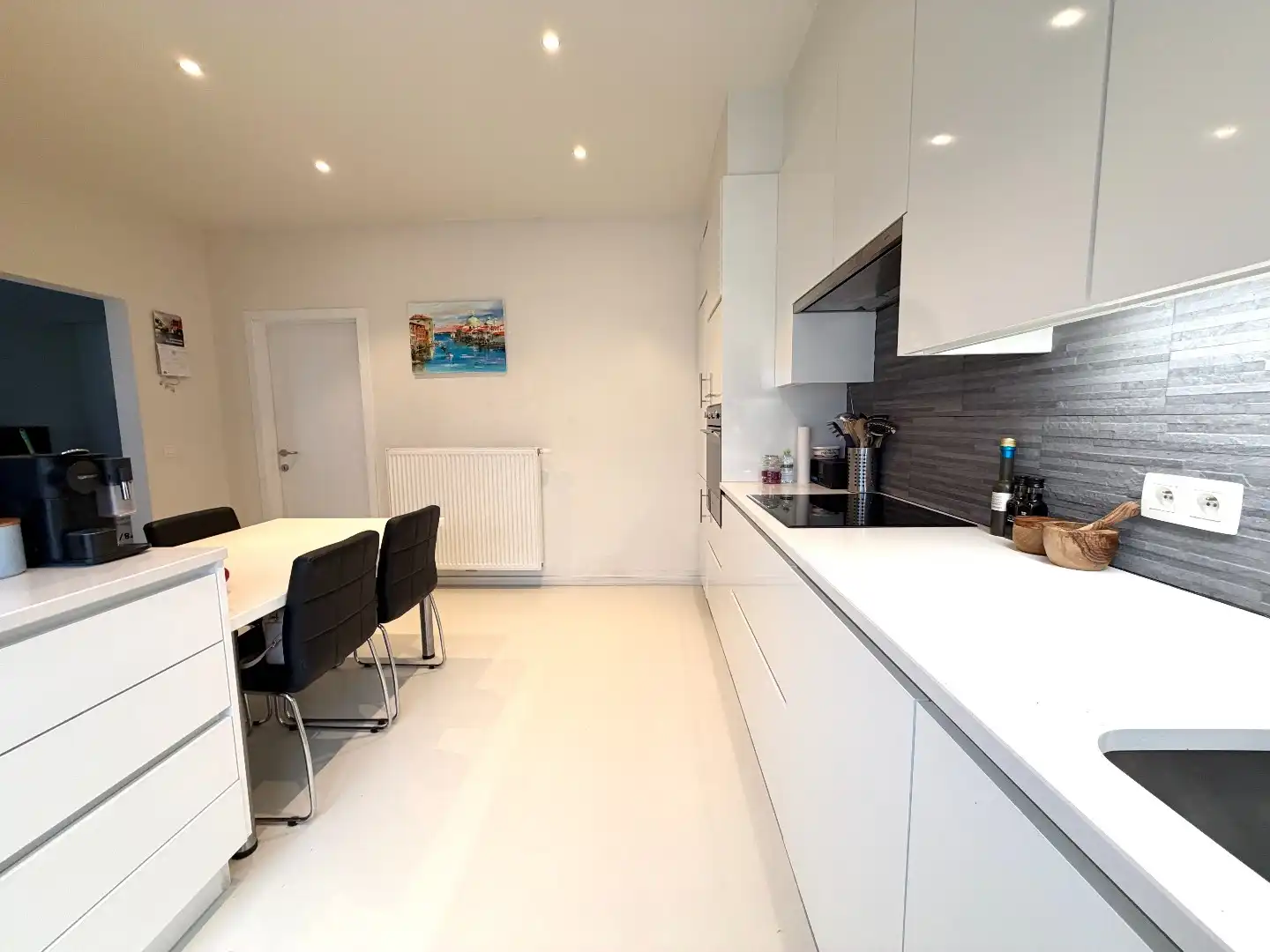 Instapklare brede rijwoning met herenhuisallure, garage en zonnige tuin te Kooigem foto 10