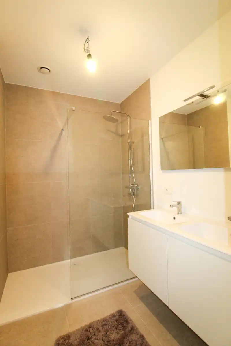 Modern en lichtrijk appartement te huur in Ingelmunster foto 9