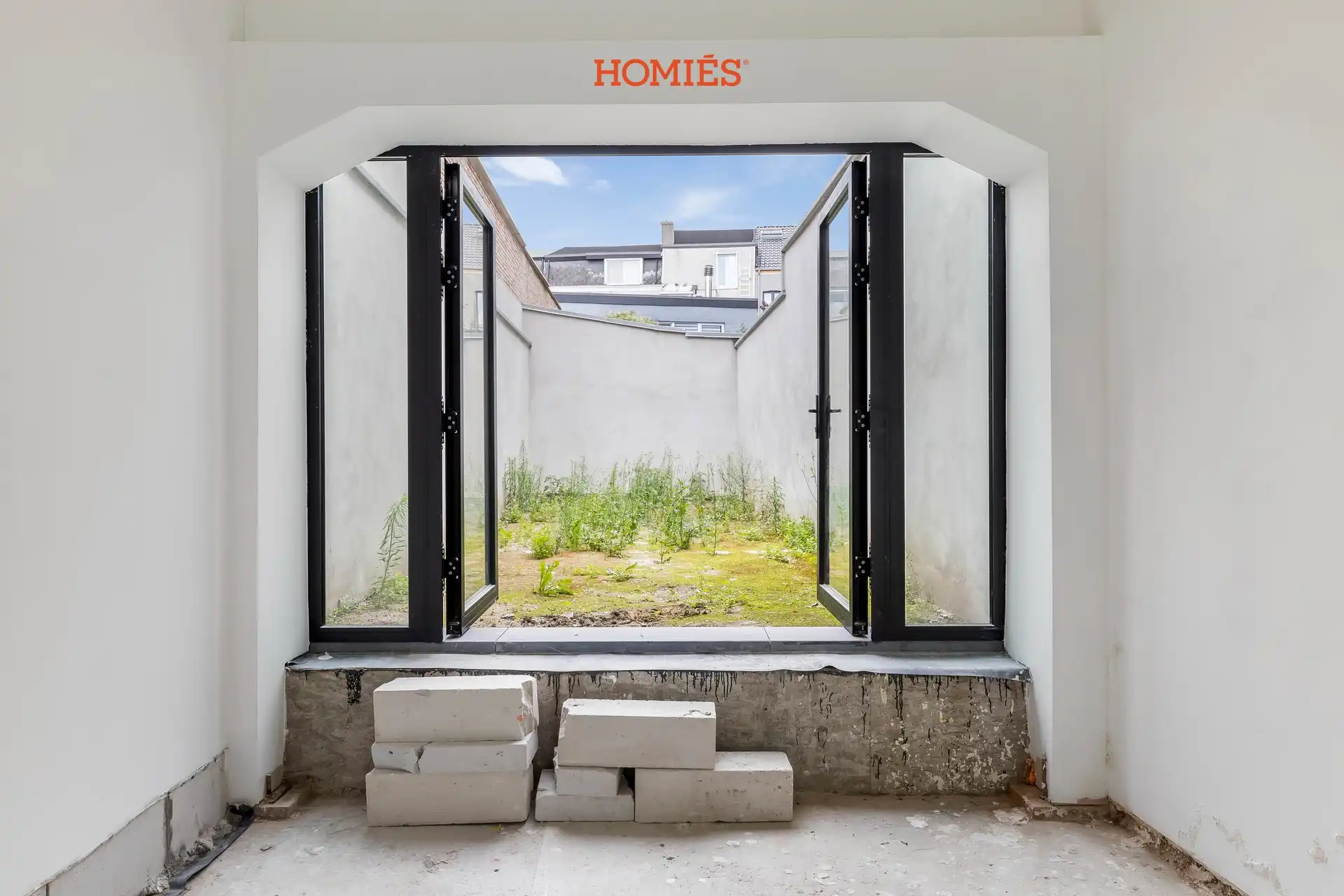 Ruime handelsruimte met veel lichtinval en stadstuintje foto 6