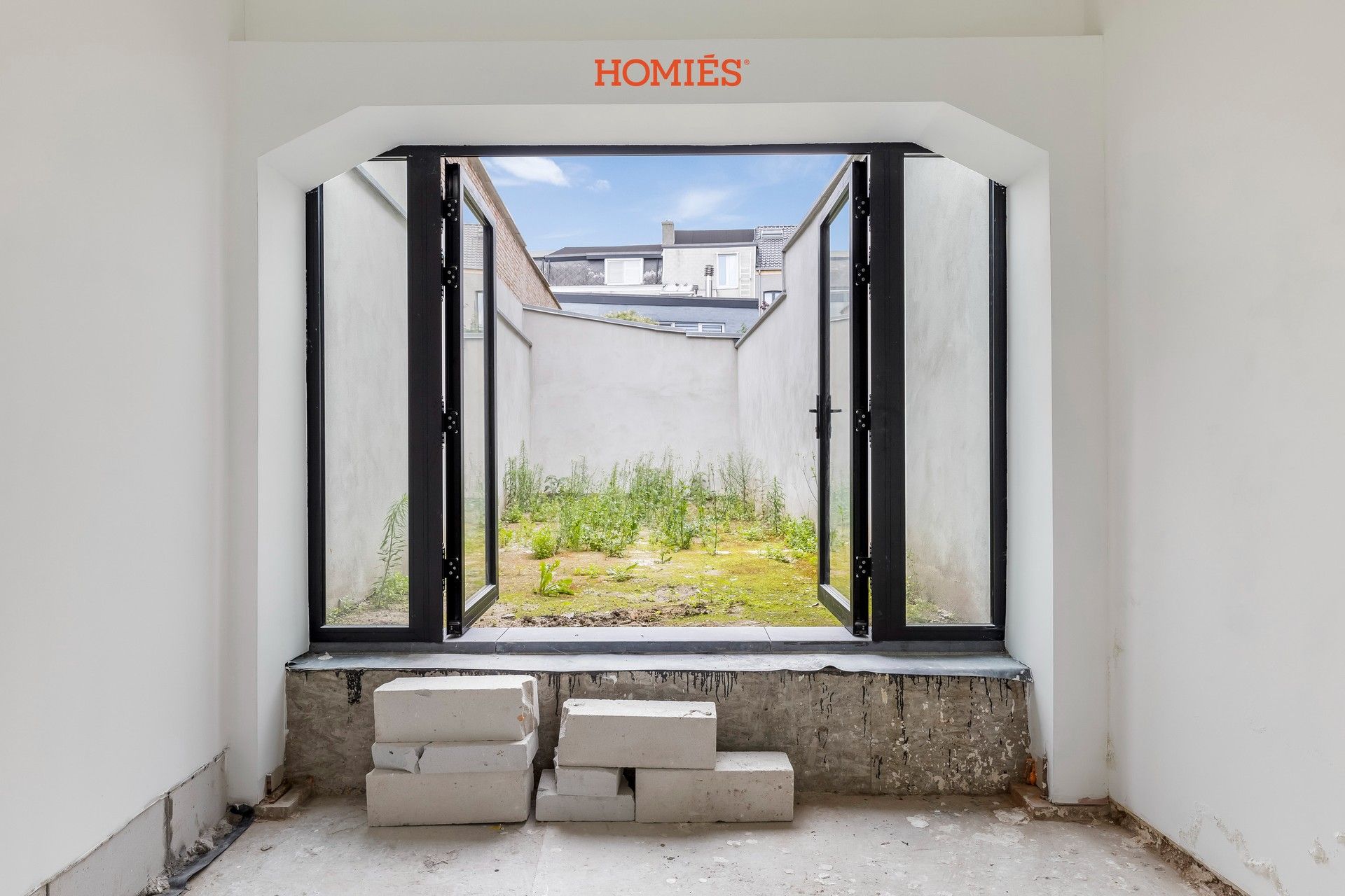 Ruime handelsruimte met veel lichtinval en stadstuintje foto 6