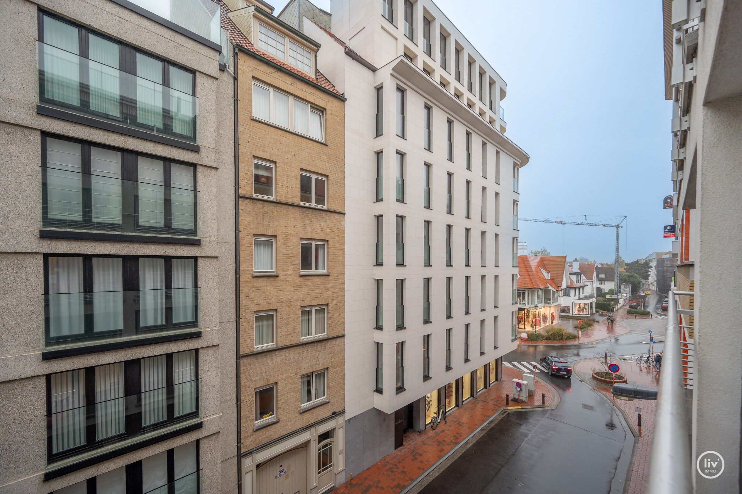 Prachtig gerenoveerd appartement, ideaal gelegen tussen het Driehoeksplein  en de zeedijk te Knokke.  foto 17