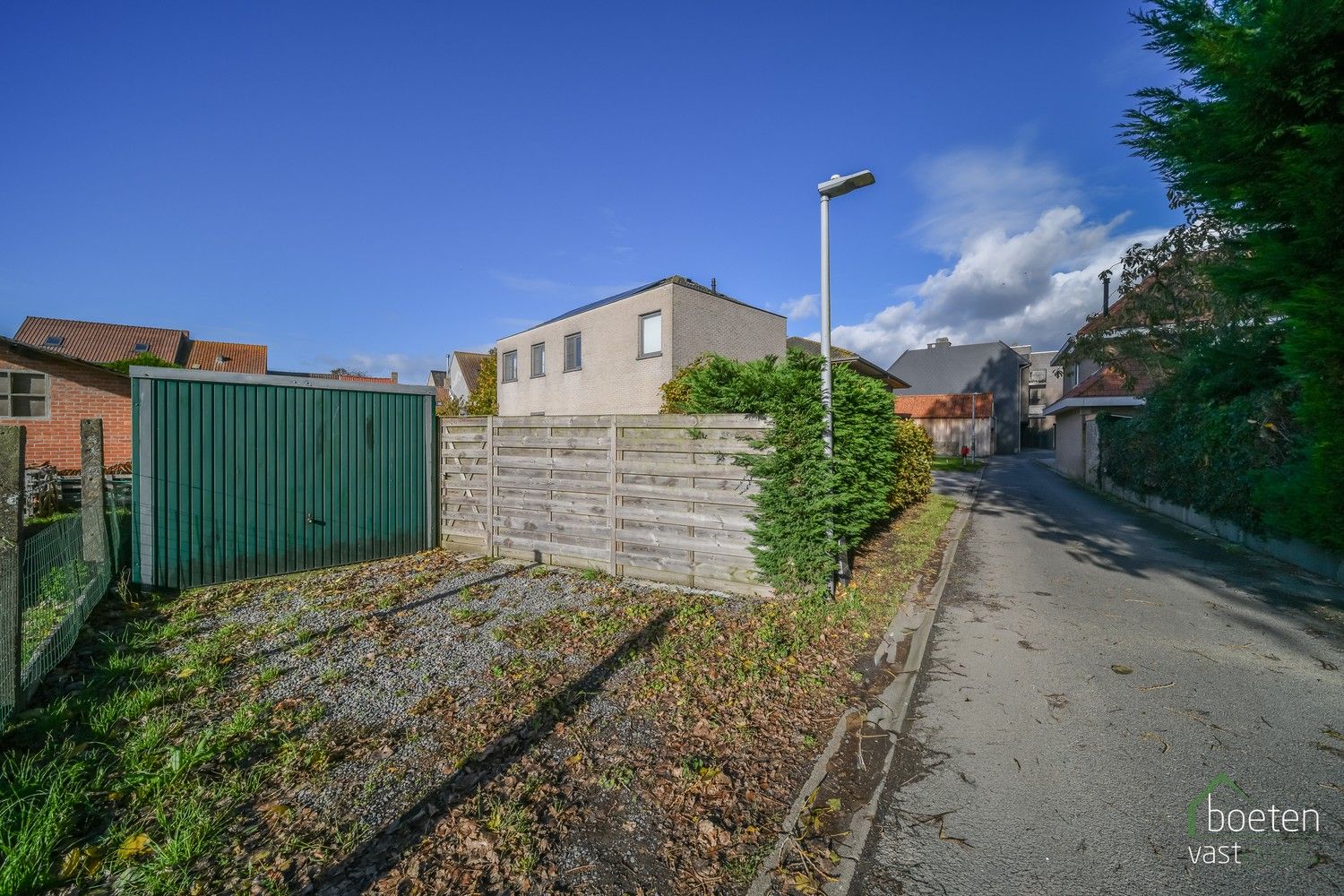 Alveringem: Interessante dorpswoning met redelijk comfort, 3 slaapkamers, tuin en uitweg met garage achteraan op 428m² grondopp. foto 24