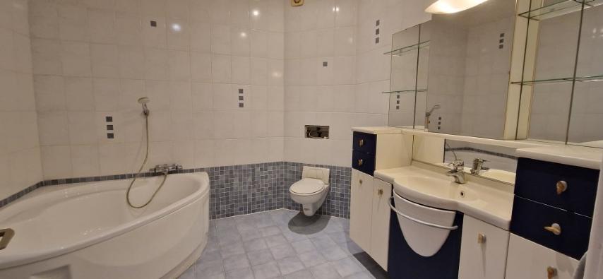 Ruime EENGEZINSWONING met grote leefruimten, 2 slaapkamers en mooi terras, woning met mogelijkheden, op 1 are 33 ca. foto 18