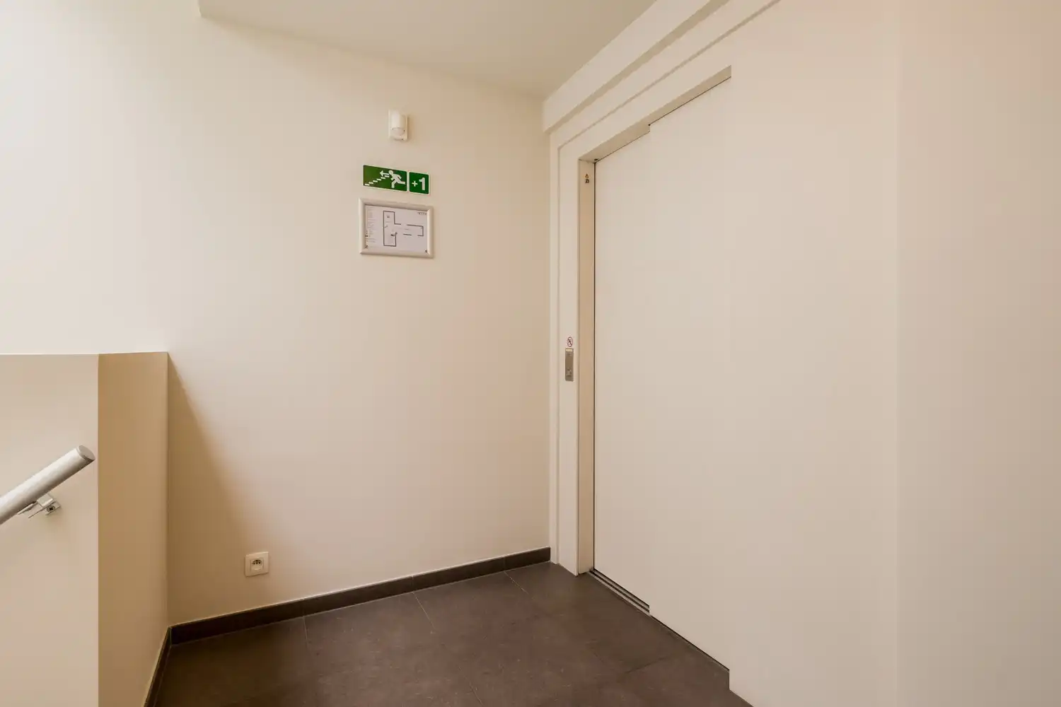 Lichtrijk hoekappartement in recent gebouw foto 22