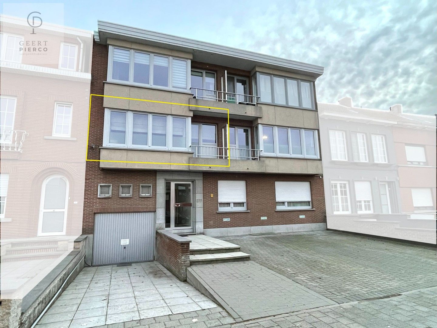 Gerenoveerd appartement met twee slaapkamers, ruim terras en ondergrondse staanplaats aan de stadsrand van Tienen. foto {{pictureIndex}}