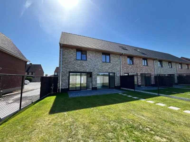 Halfopen woning met 3 slaapkamers en garage foto 3
