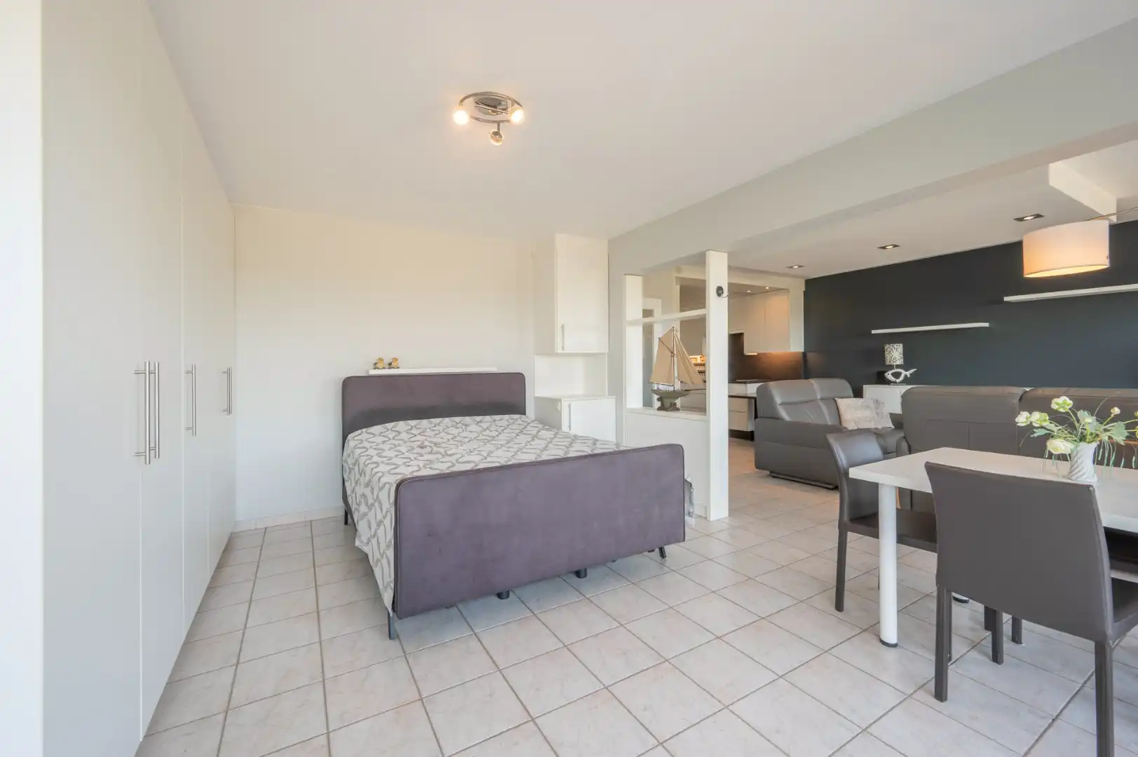 Ruime studio met het comfort van een 1-slaapkamerappartement op toplocatie aan zee! foto 3