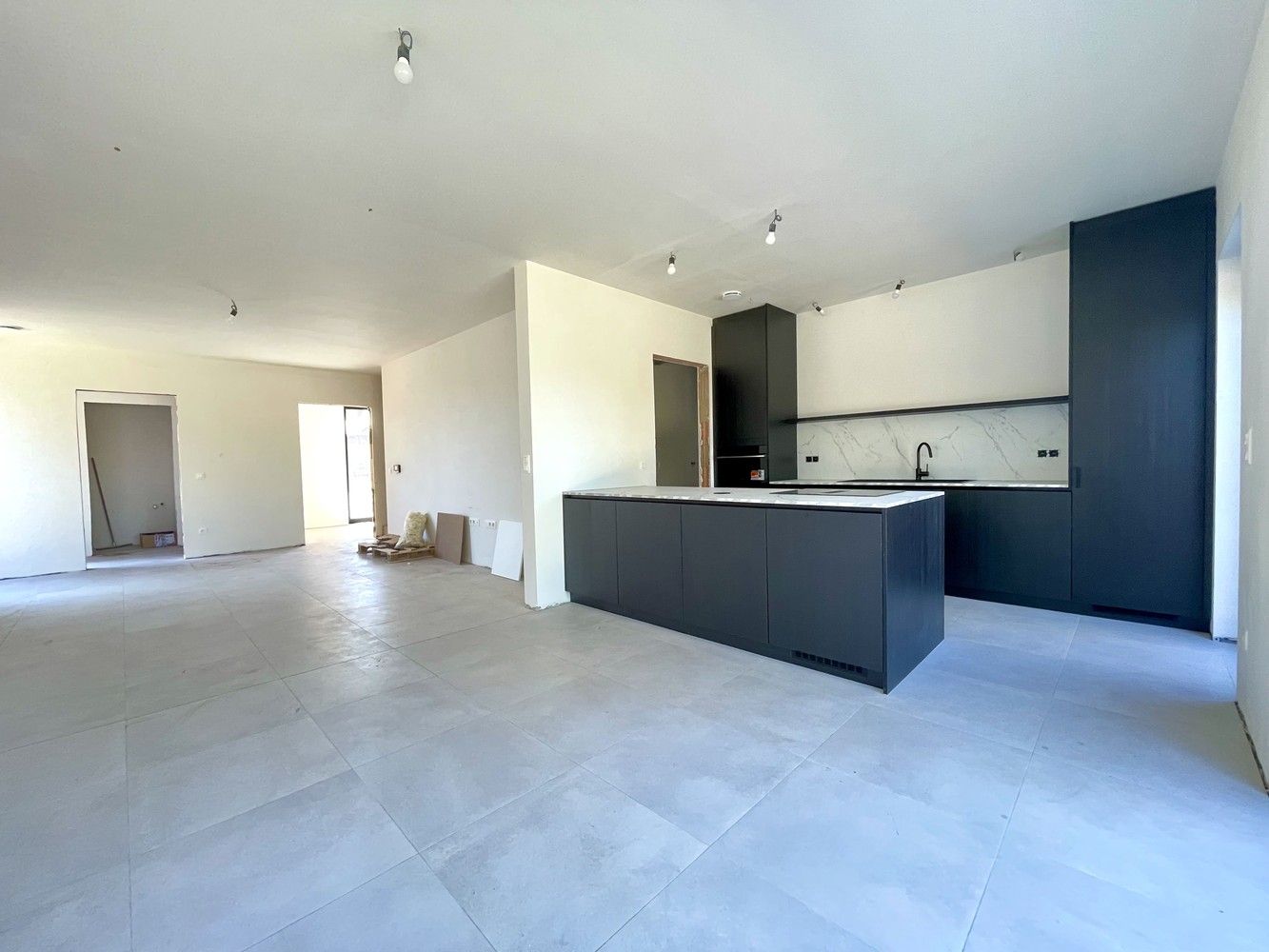 Volledig afgewerkte nieuwbouwwoning met 3 slaapkamers foto 4
