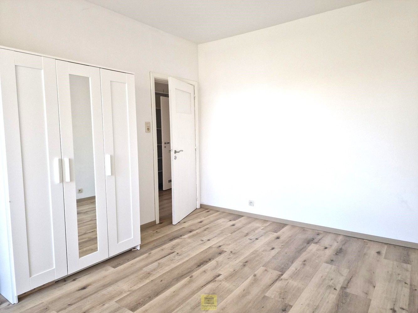 Modern en lichtrijk appartement te huur op toplocatie in Gent foto 11