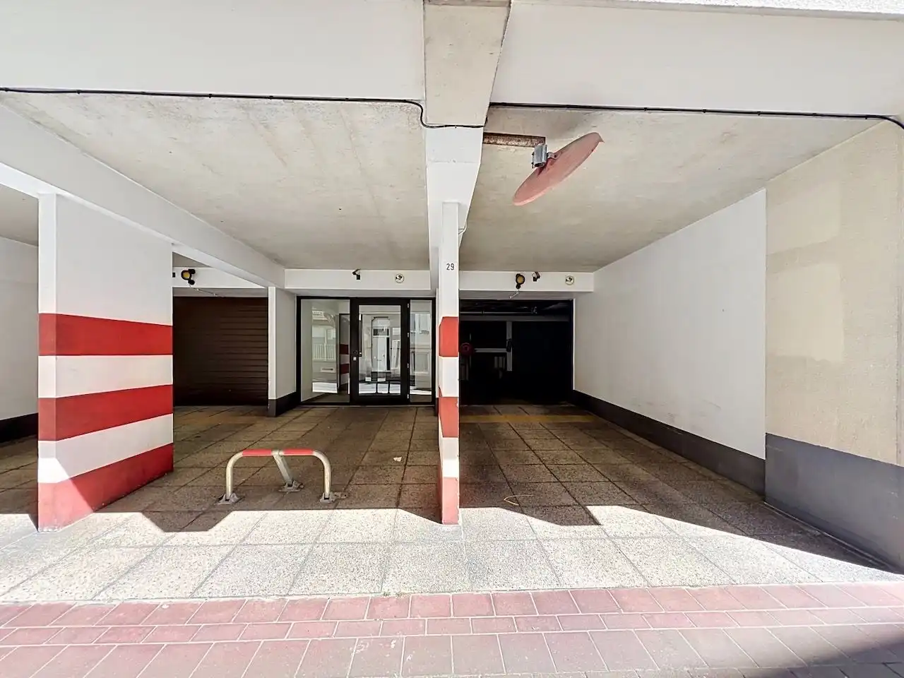 Ruime gesloten garagebox nabij Zeedijk en het Heldenplein, de garage is gelegen op het 4e verdiep. foto 2