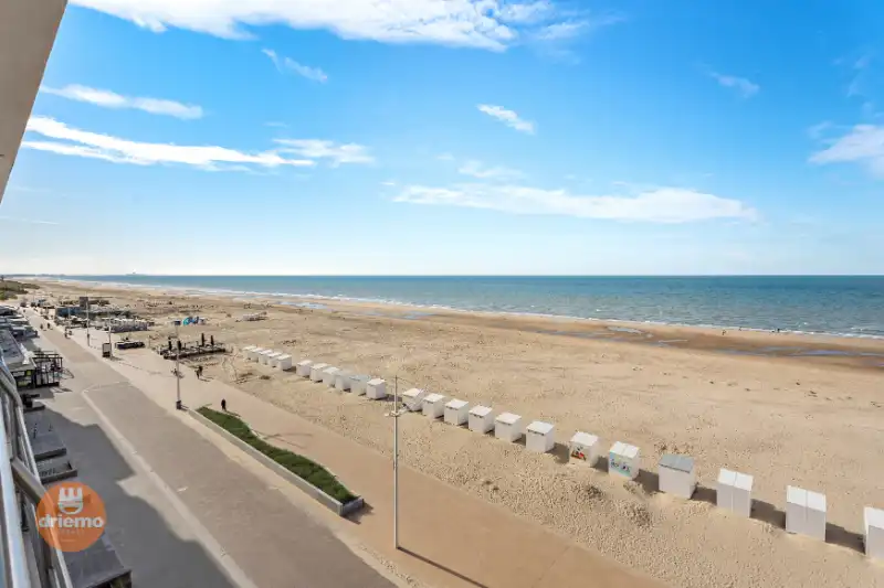 Gerenoveerd 3 slaapkamer, 2 badkamer appartement op de zeedijk in Sint-Idesbald met balkon foto 3