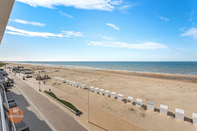 Gerenoveerd 3 slaapkamer, 2 badkamer appartement op de zeedijk in Sint-Idesbald met balkon foto 3