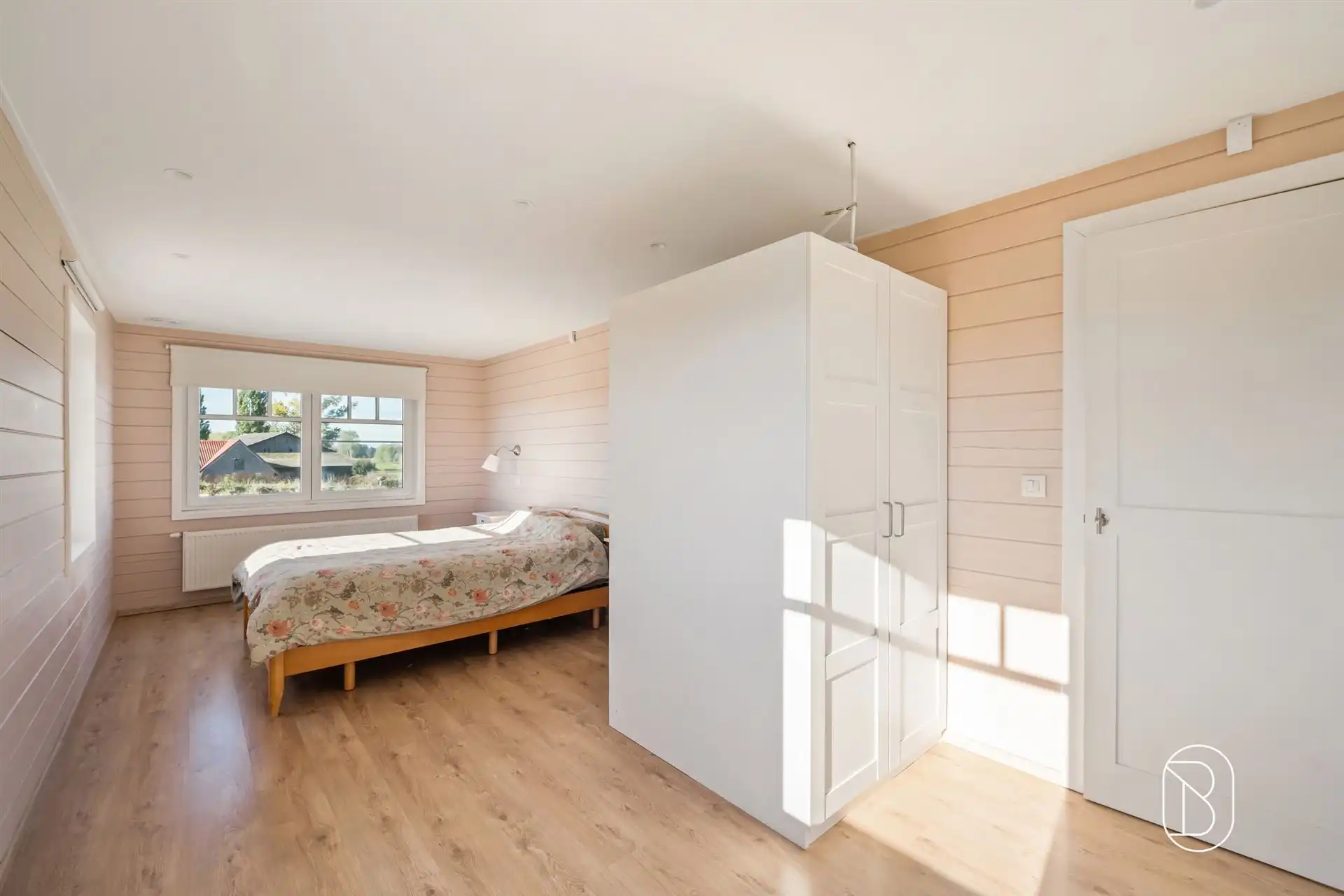Recente woning met 2 loodsen en zwembad in Escanaffles foto 10