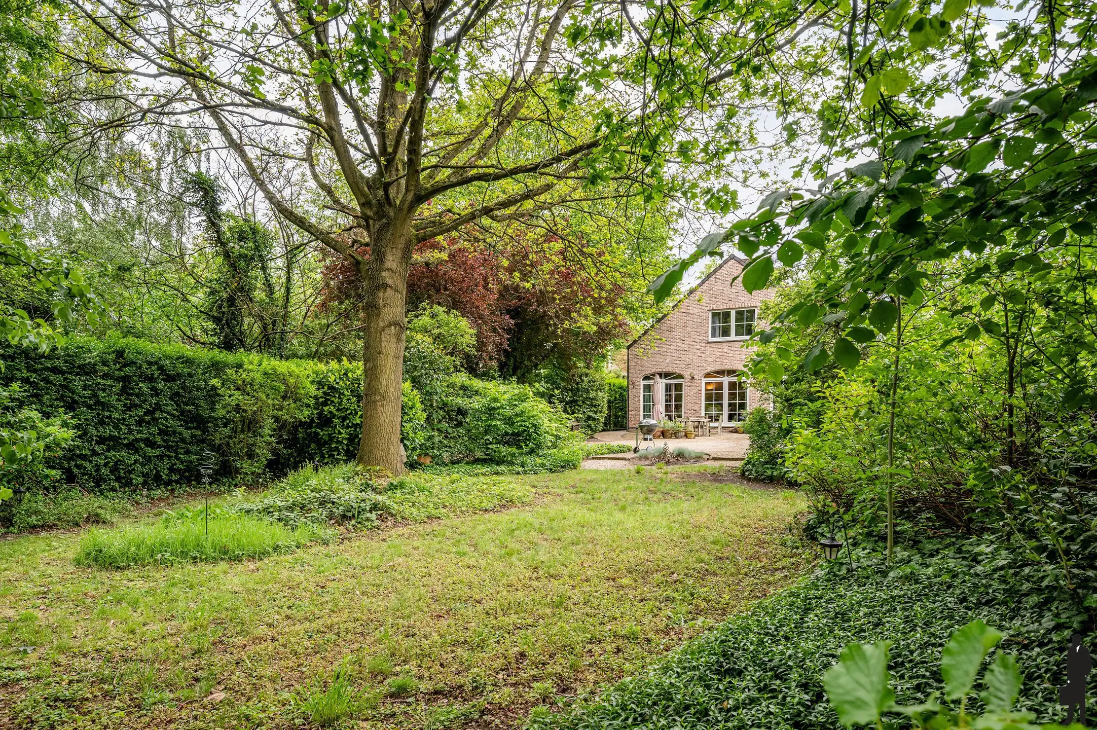 Verrassend ruime instapklare woning (2000) met prachtige, groene tuin met volwassen bomen en optimale privacy.  foto 20
