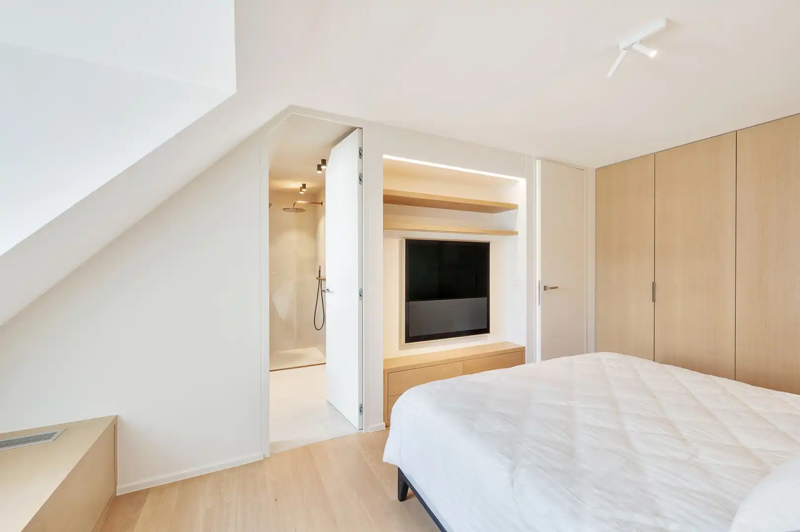 Sublieme zonnige penthouse met ruime terrassen en zijdelings zeezicht. foto 12