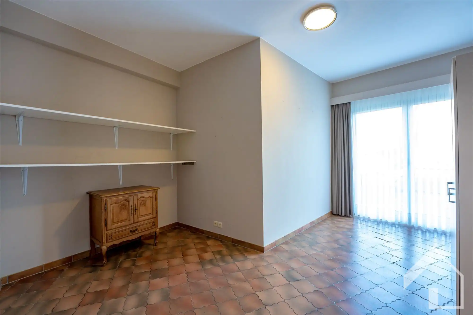 Ruim gelijkvloers appartement met garage en oprit foto 11