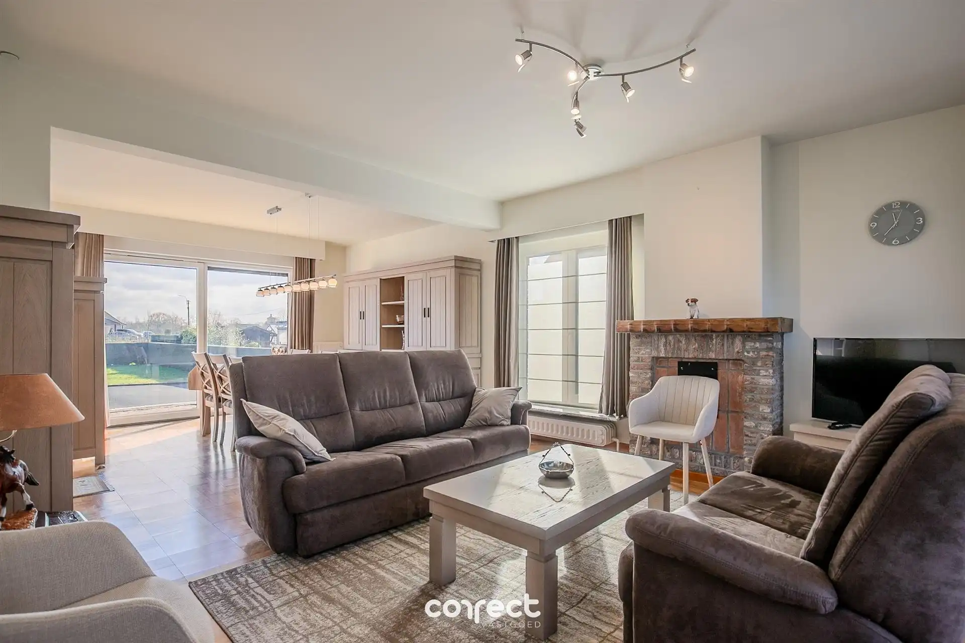 Ruime open bebouwing met 5 slaapkamers, 2 badkamers,  tuin,  garage, carport en werkplaats. foto 2