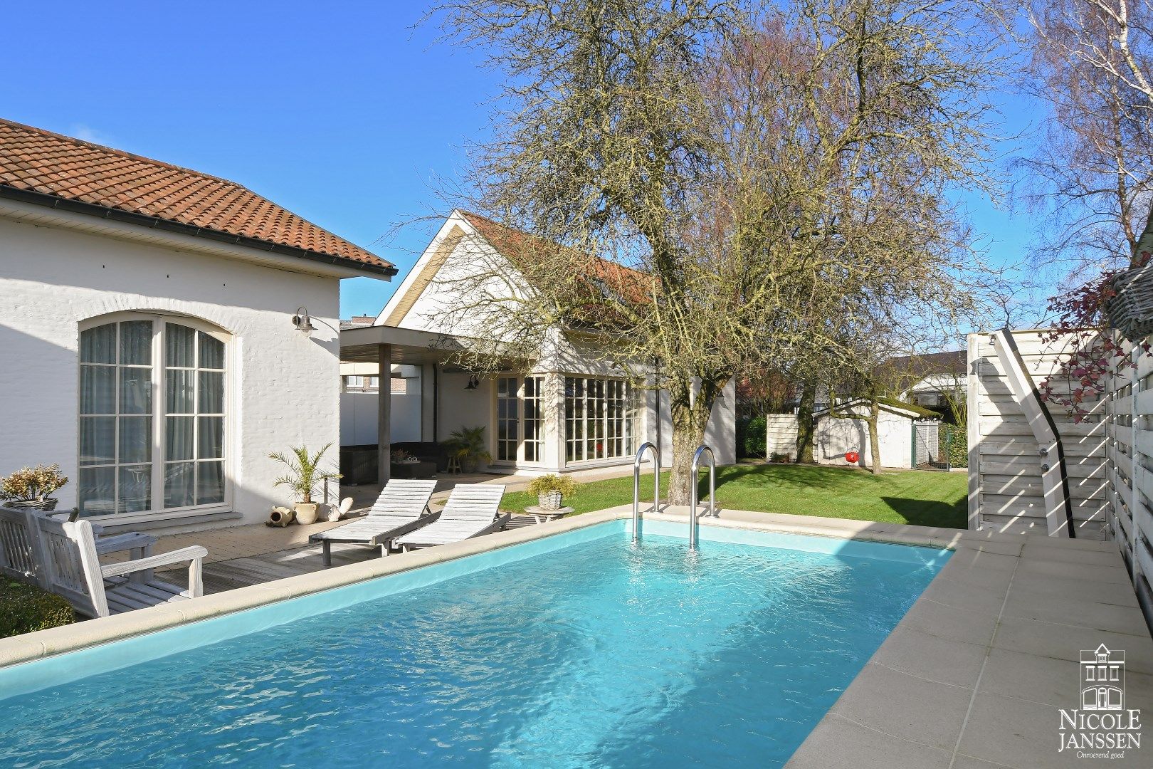 Verrassend ruime woning met bijgebouw en mooie tuin met zwembad foto 33