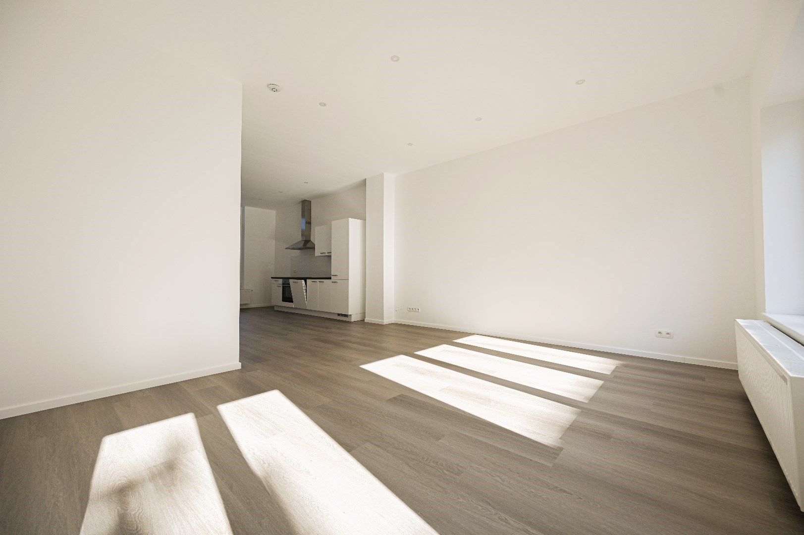 KNAP GERENOVEERD LICHTRIJK APPARTEMENT NABIJ CENTRUM  foto {{pictureIndex}}