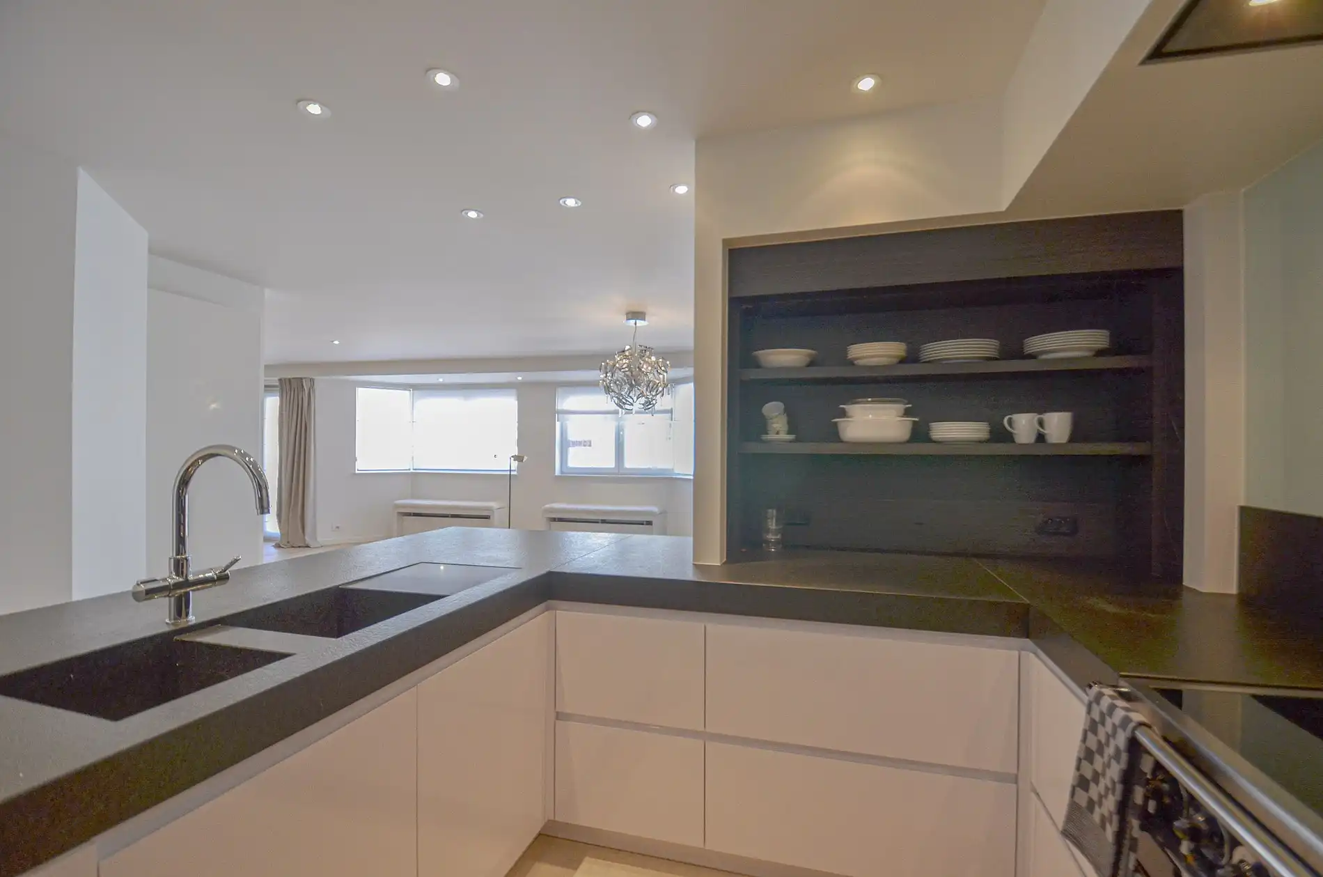 Topaanbieding – Uitzonderlijk ruim appartement gelegen in een stijlvolle residentie. foto 16