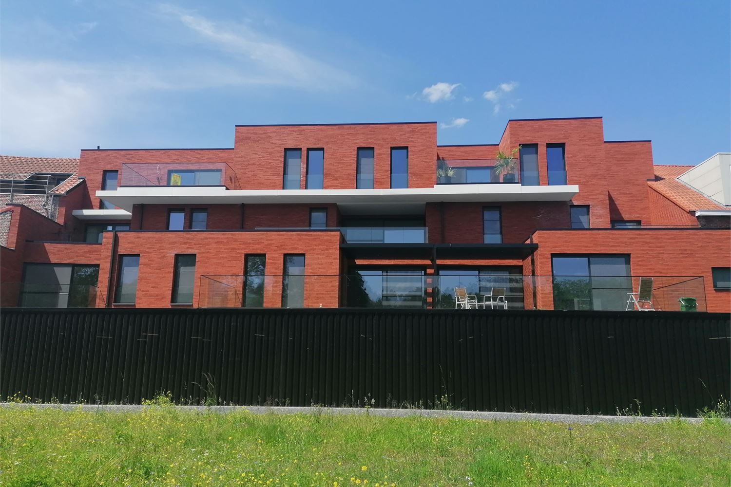 Nieuwbouw appartement op de 1ste verdieping met twee slaapkamers, terras, één parkeerplaats en een kelderberging. foto 2