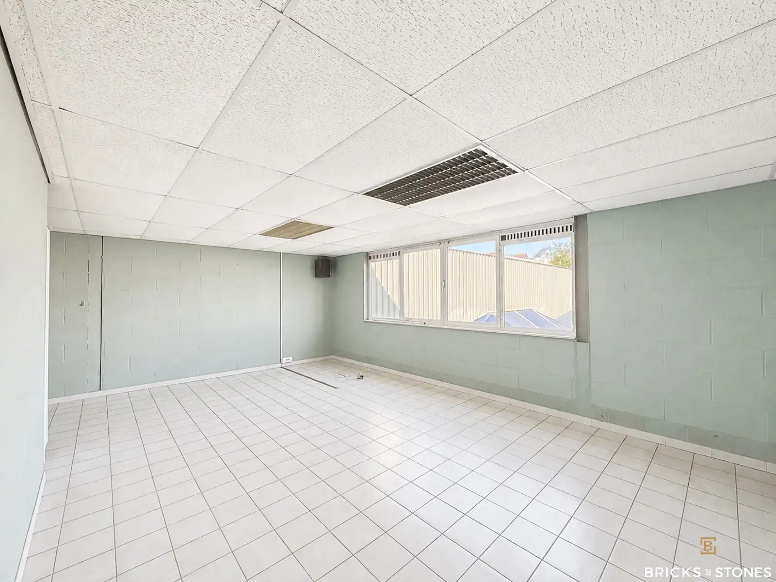 Riant magazijn met kantoorruimte in Berchem te huur foto 5