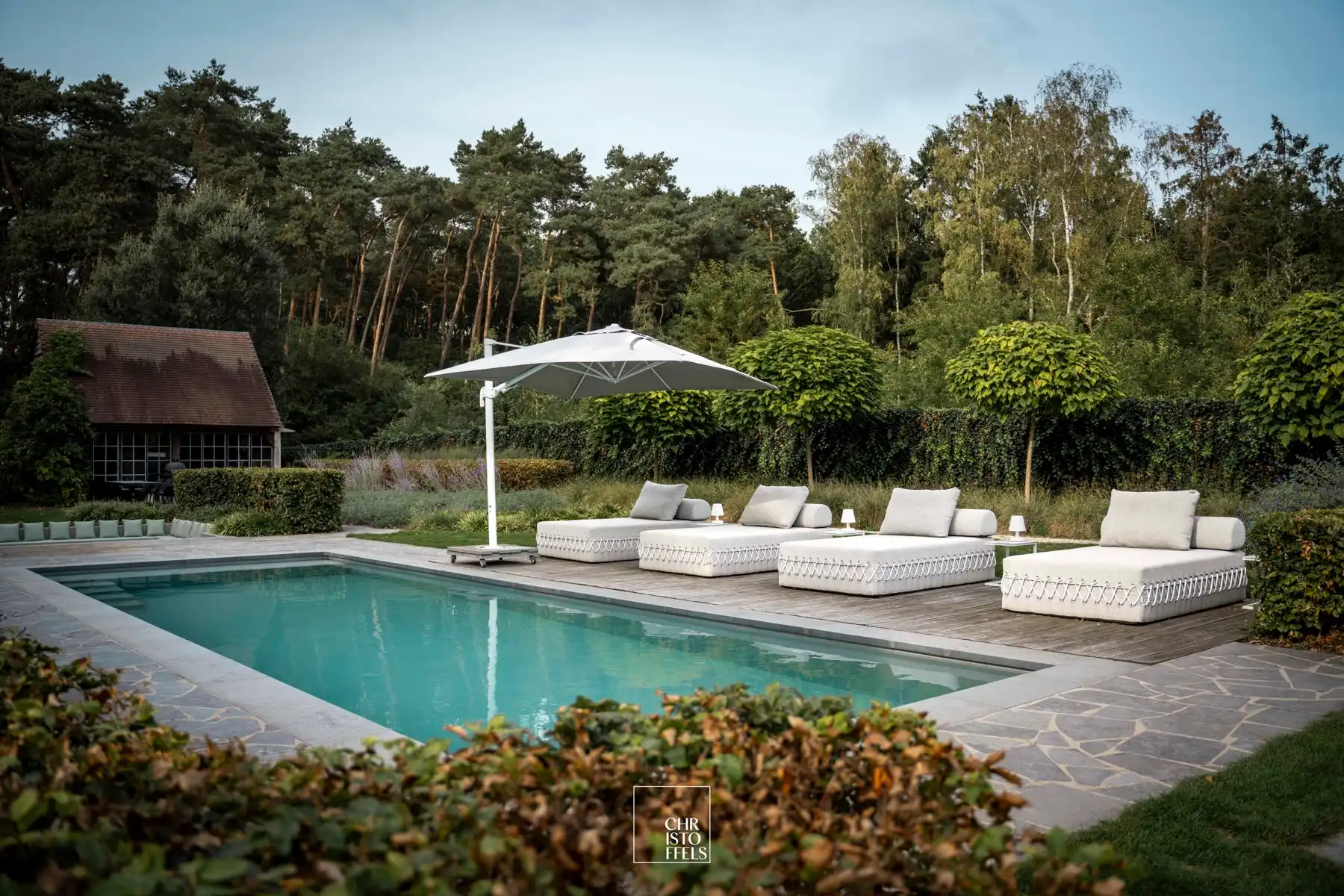 Exclusief landhuis met buitenzwembad op perceel van 2.787m² aan de bosrand. foto 15