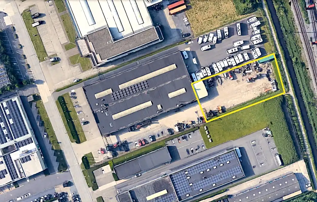 Verhard perceel INDUSTRIEGROND (± 1.800m2) met OVERKAPPING te huur op bedrijventerrein "Blauwe Toren" te Brugge. Volledig omheind en afgesloten aan de openbare weg! foto {{pictureIndex}}