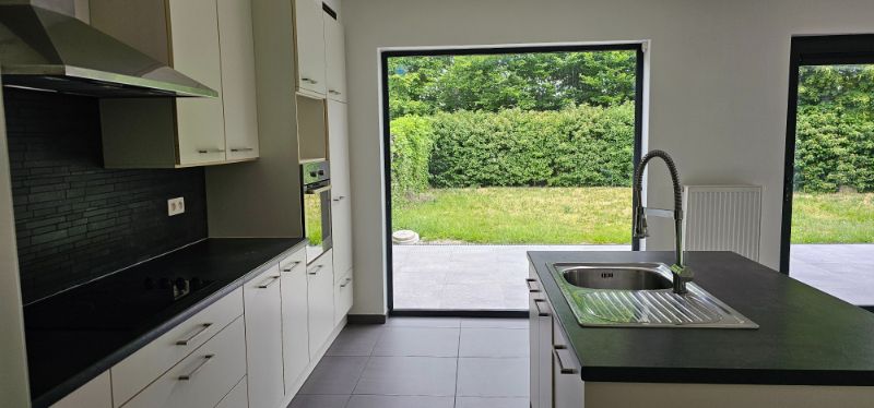 Recente en moderne gezinswoning met drie slaapkamers, garage en tuin foto 6