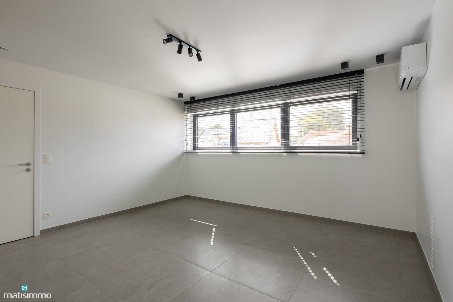 NIEUWBOUWDUPLEXAPPARTEMENT VOORZIEN VAN ALLE COMFORT MET DRIE SLAAPKAMERS TE MOPERTINGEN foto 12