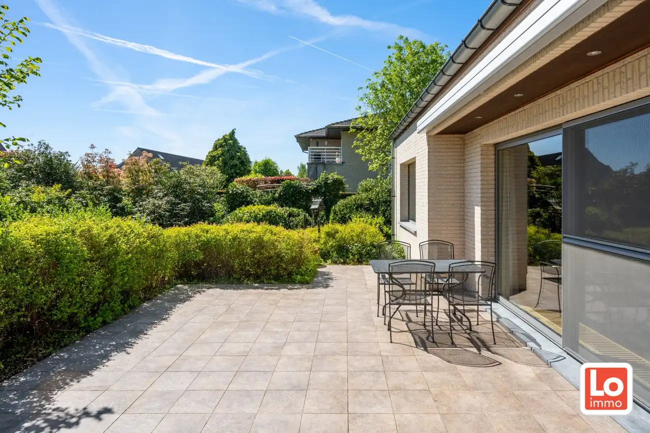 Instap klare open woning met ruime inpandige garage en gezellige tuin op een rustige locatie en toch nabij het centrum van Lochristi! foto 32