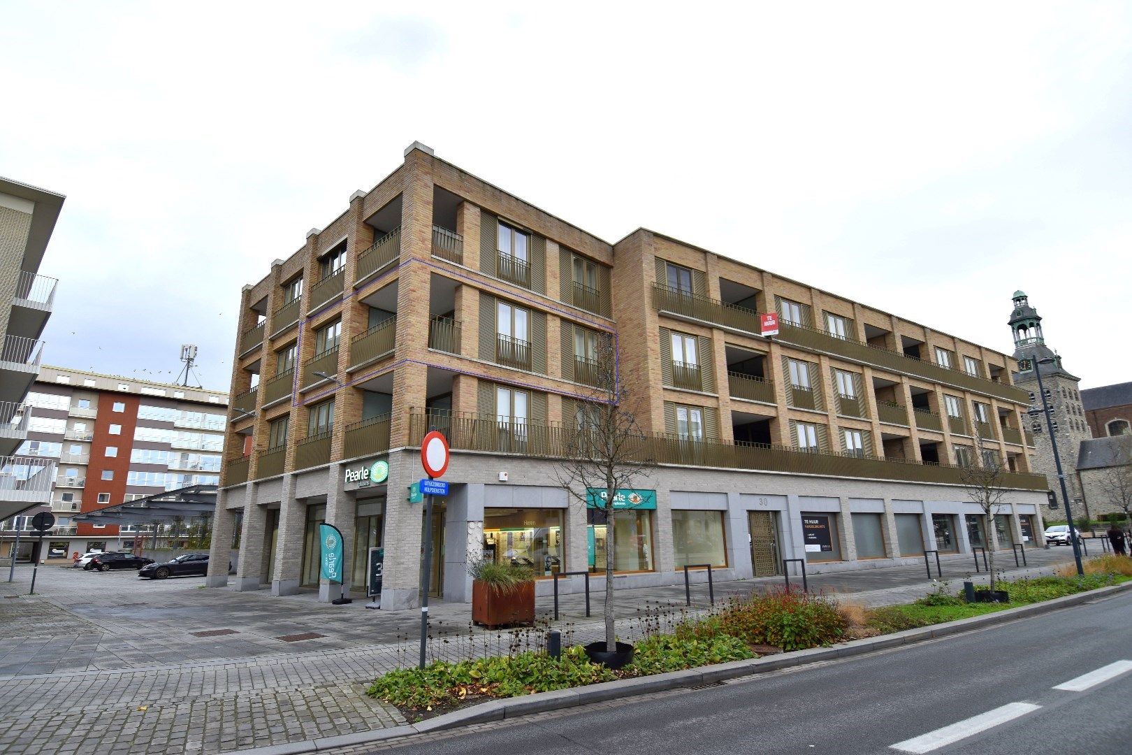 Instapklaar 2-slaapkamerappartement met autostaanplaats en kelderberging te koop in residentie 't Vrije te Harelbeke foto {{pictureIndex}}