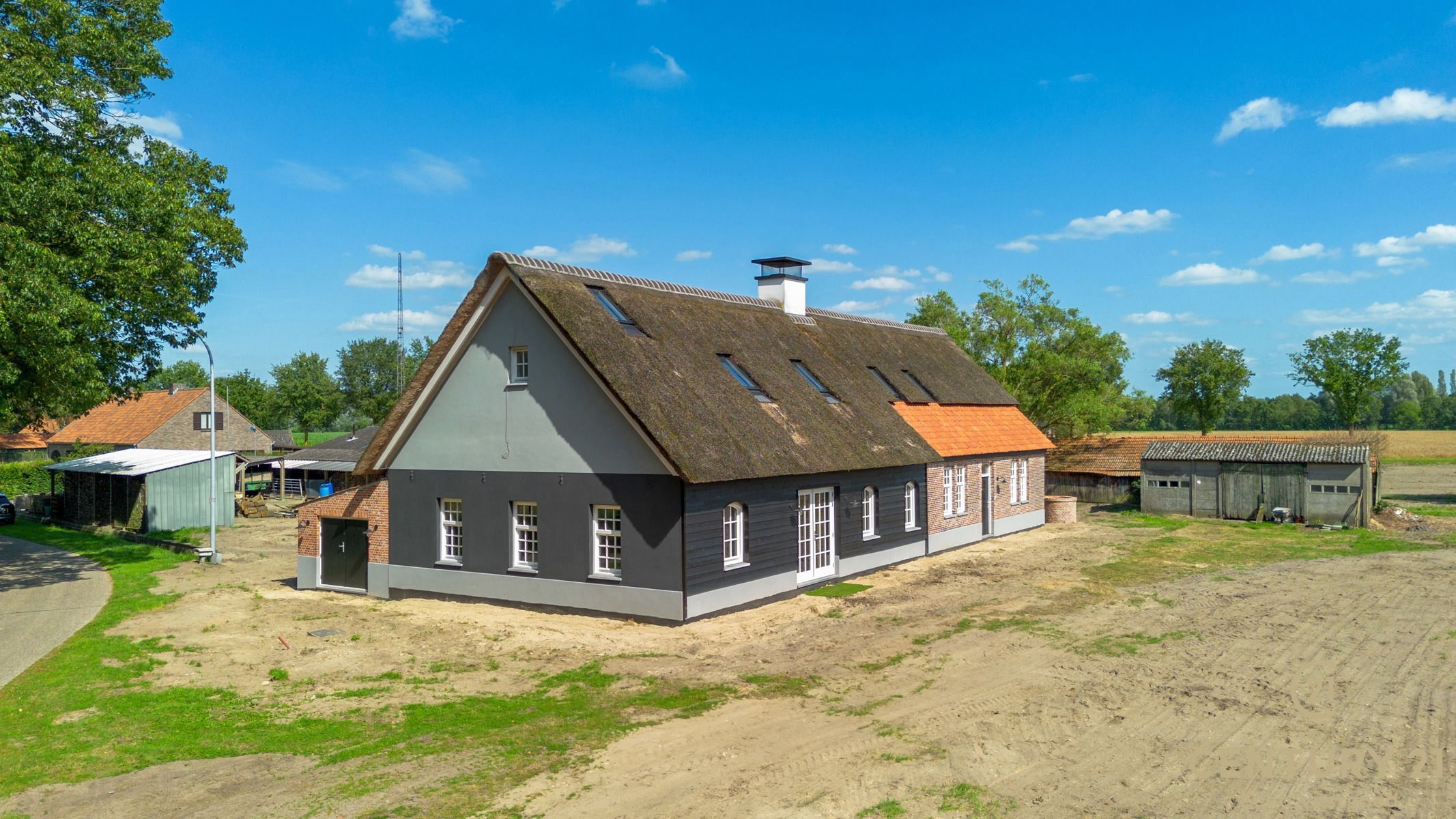 Uitzonderlijk landhuis bij natuurgebied te Poppel op 1.3Ha foto 2