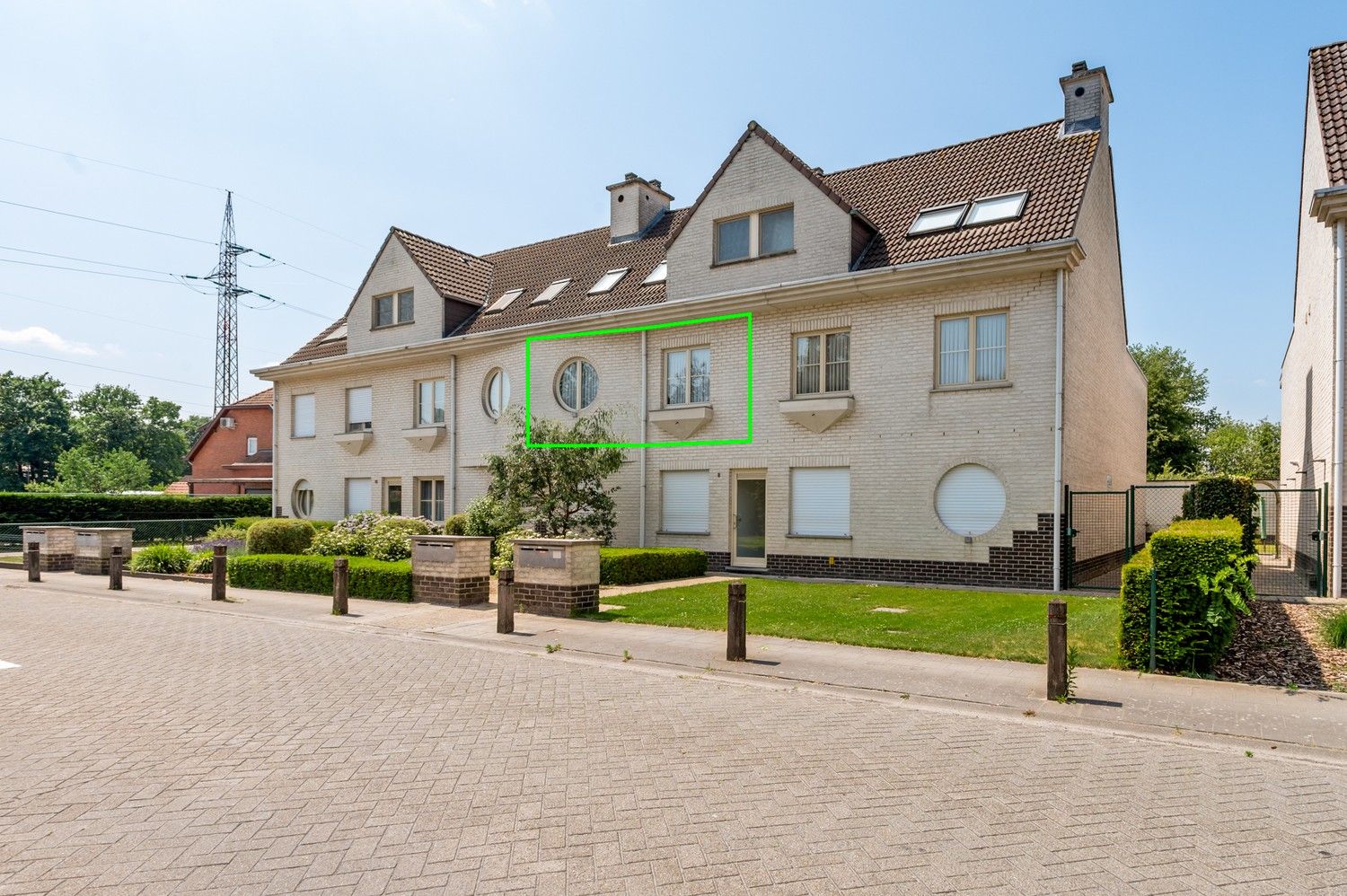 Ruim appartement met zeer ruime garage en terras in het centrum van Sint-Job-in-'t-Goor! foto {{pictureIndex}}