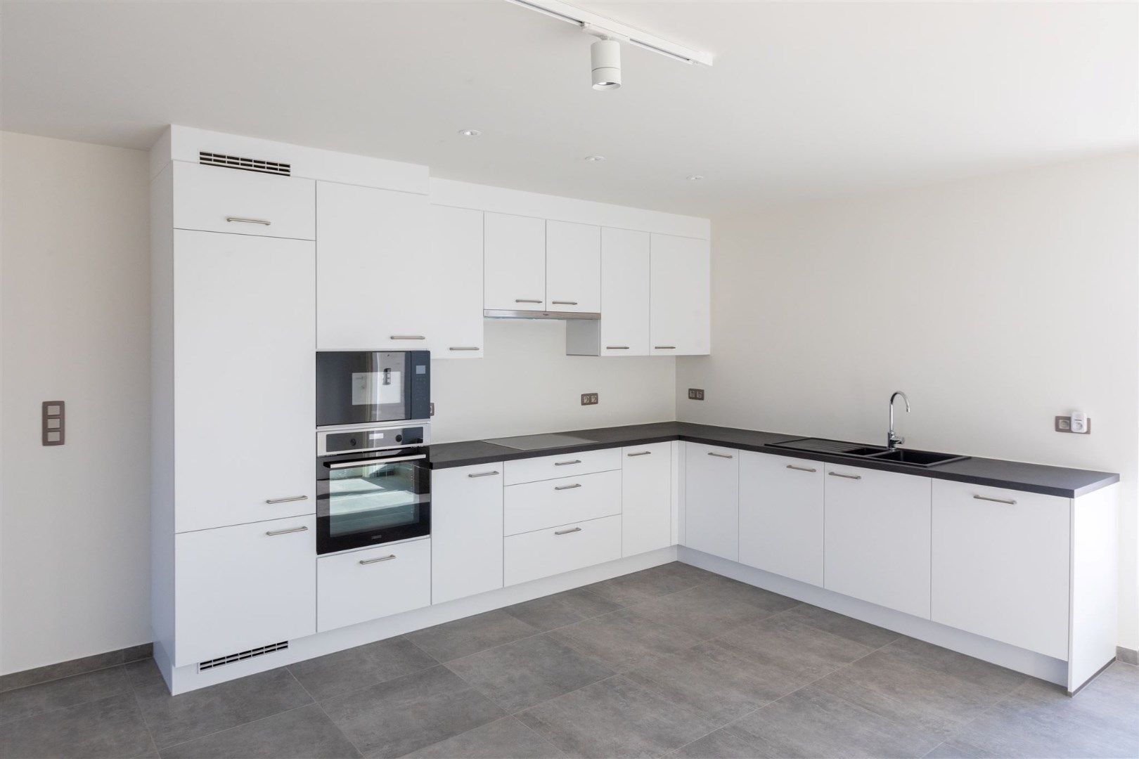 Modern ingericht instapklaar nieuwbouwappartement met 1 slpk foto 4