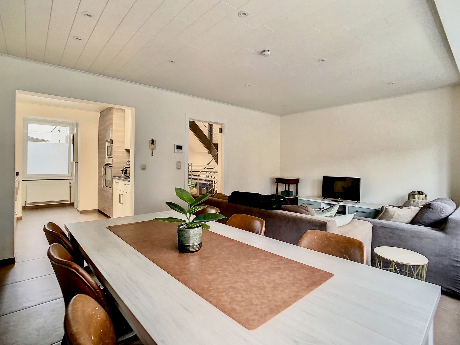 Centraal gelegen triplex app met 2 SLPK én terras! foto 4