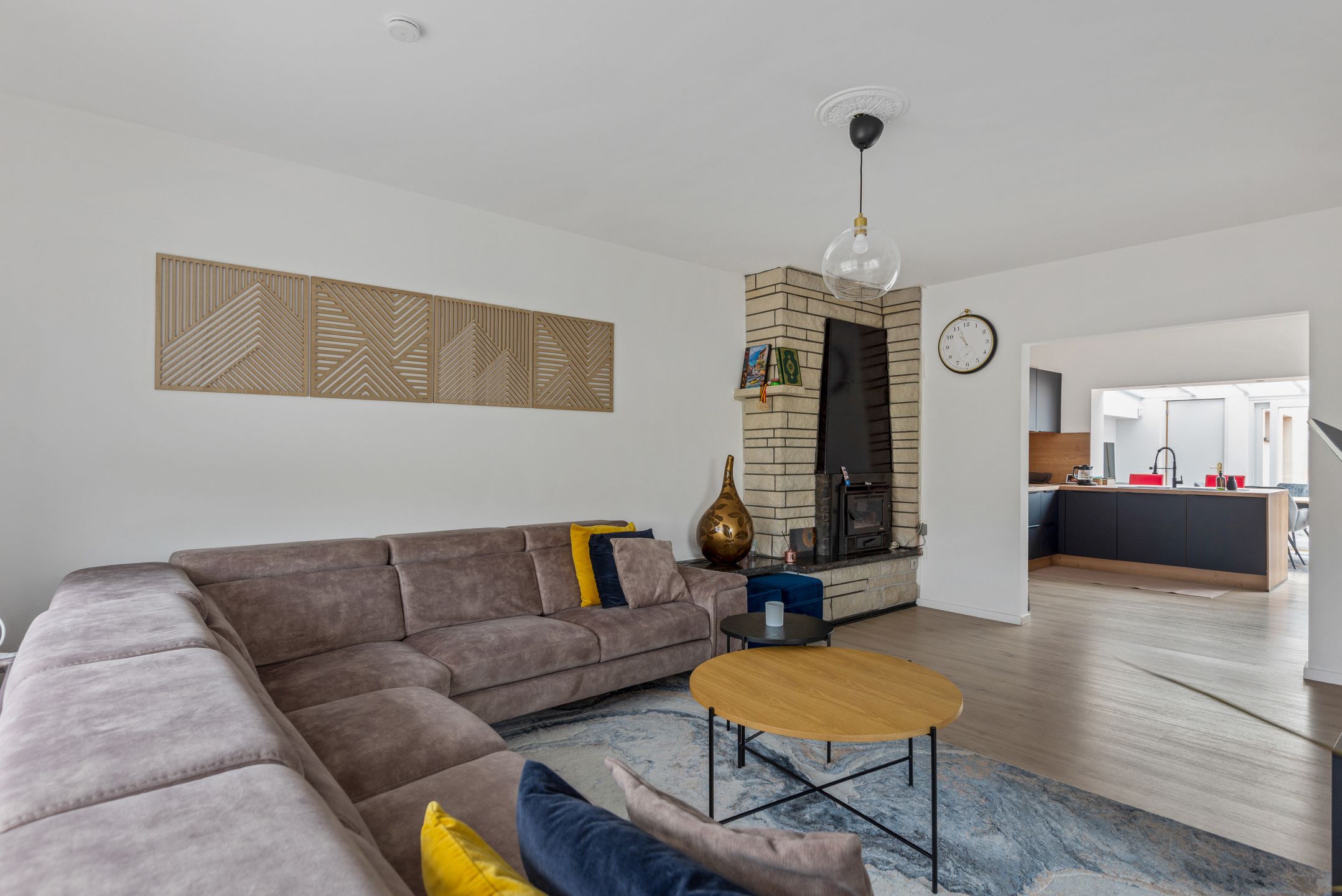 Instapkl. Half-open woning met 3 slpk, polyv. zolder, gar., oprit en tuin foto 8