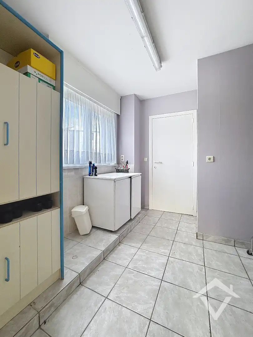 Alleenstaande woning met naastliggend stuk bouwgrond en weide te Eernegem foto 9