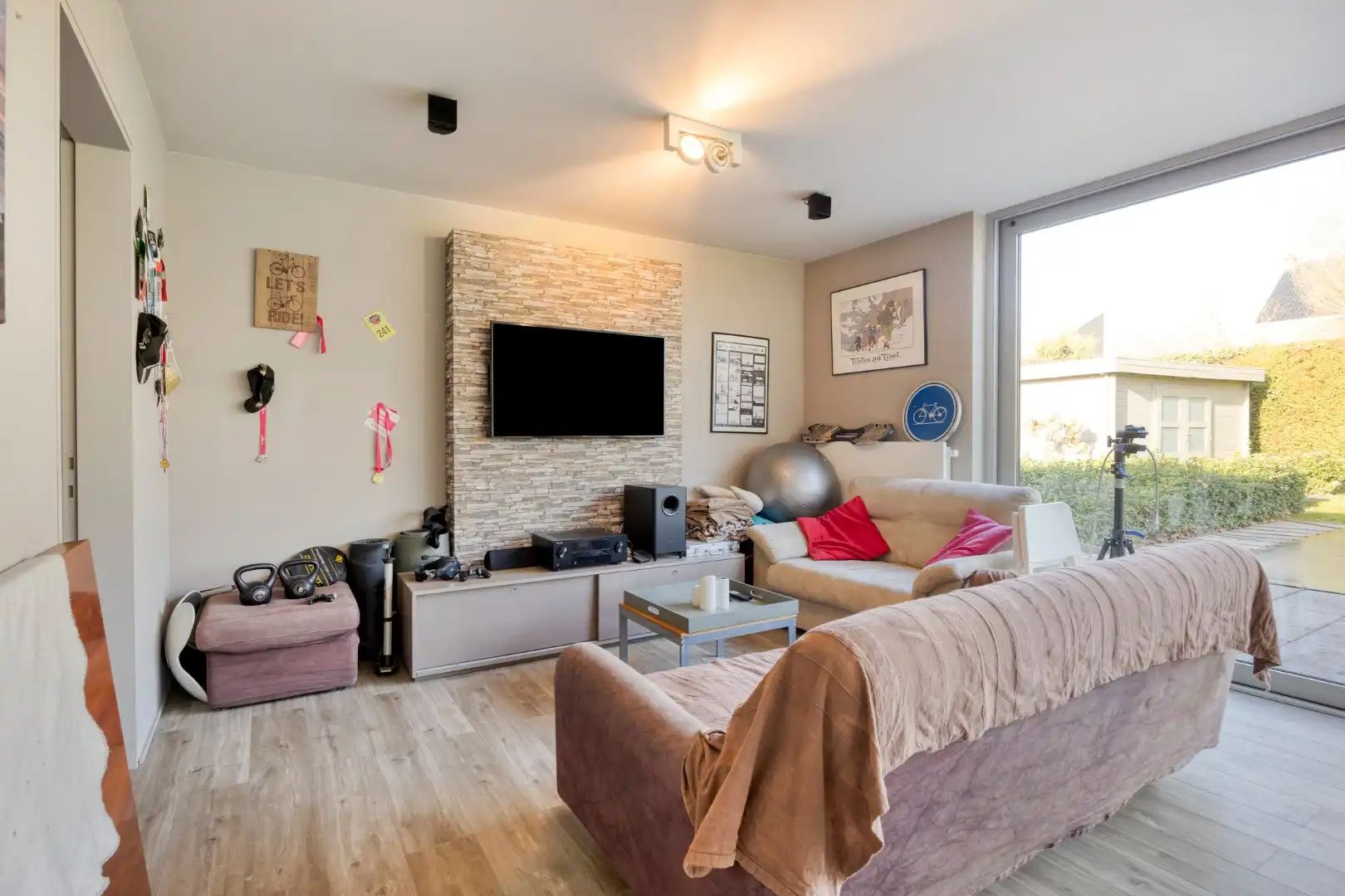 Moderne, ruim ingedeelde woning op een mooi perceel van 13 are met zwembad. foto 17