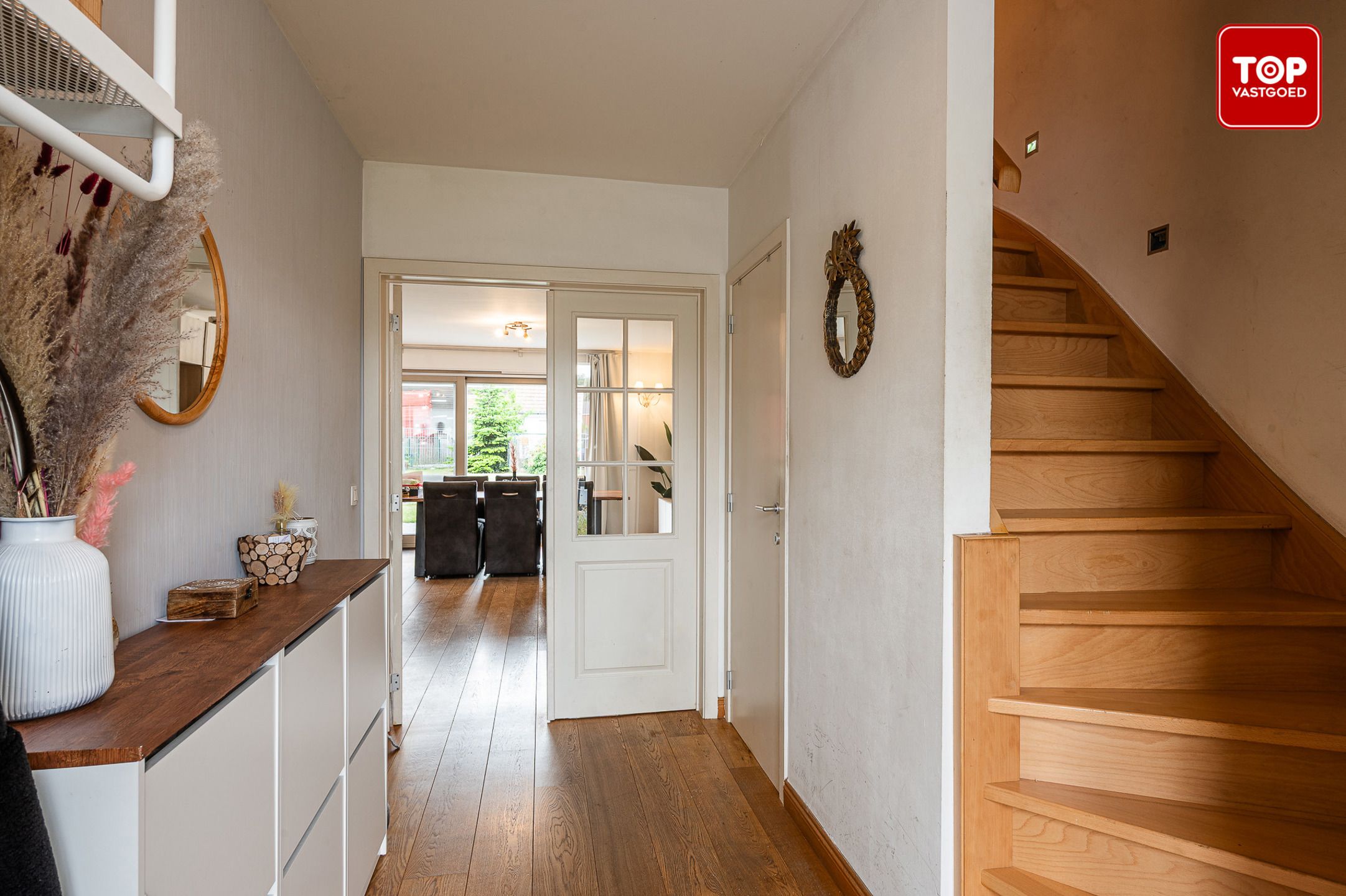 Ruime en lichtrijke woning met 4 slaapkamers in een rustige wijk foto {{pictureIndex}}