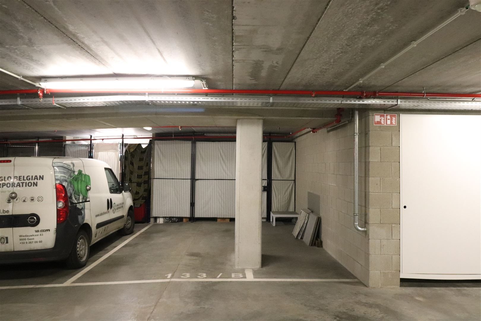 Parking met extra ruimte en berging  foto {{pictureIndex}}