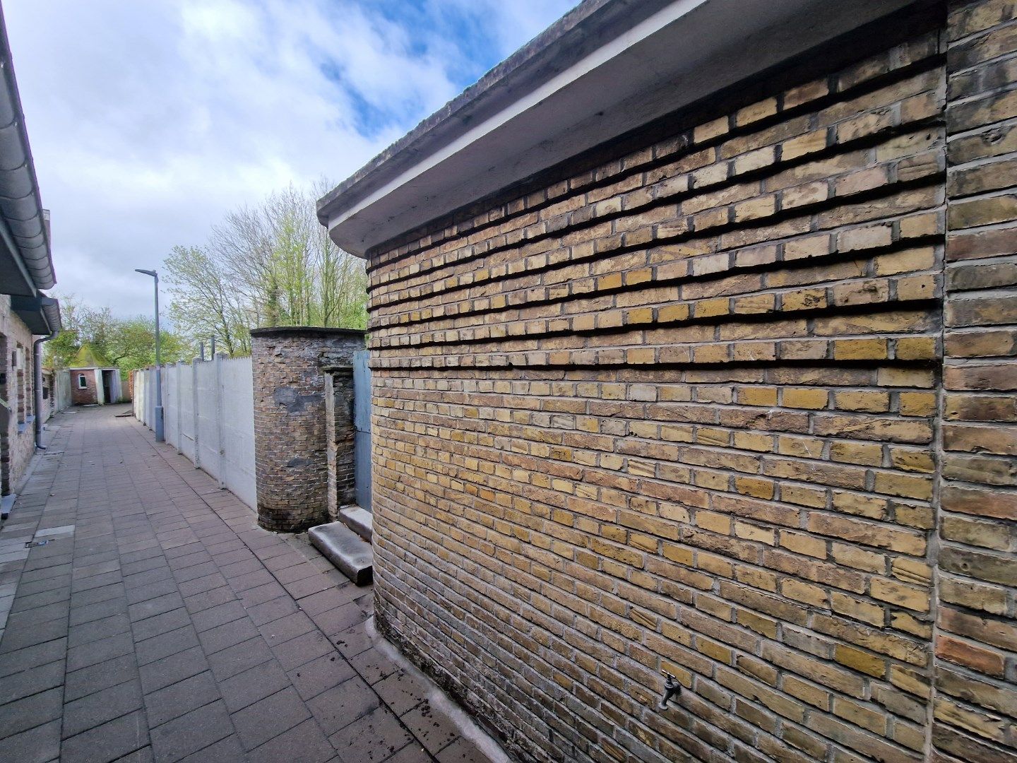 BEVEREN AD IJZER - Te renoveren, ruime kangoeroewoning/dubbele woonst voorzien van 6 slaapkamers, ruime garage en zonnige tuin met bijgebouwen op een perceel va foto 3