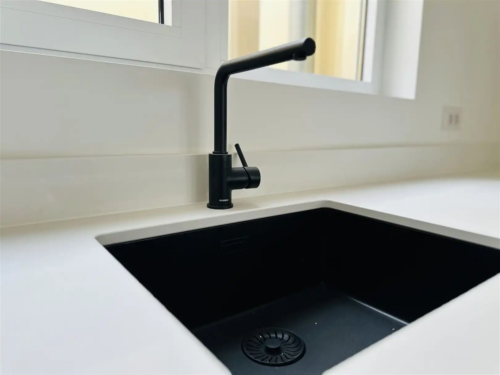 Ruim en licht 2-slaapkamerappartement met dakterras foto 8